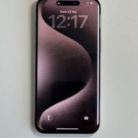 IPhone 15 Pro Max con display danneggiato