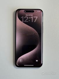 IPhone 15 Pro Max con display danneggiato