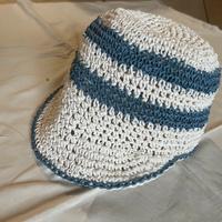 Cappellino donna in rafia realizzato a mano