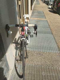 bicicletta Pinarello fp2 in carbonio da corsa