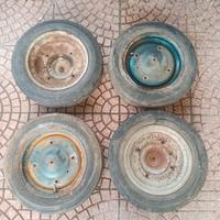Cerchi in ferro con pneumatici per auto d'epoca