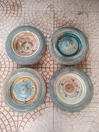 Cerchi in ferro con pneumatici per auto d'epoca