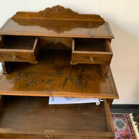 Elegante scrittoio dell’800 con intarsi floreali