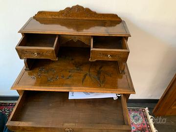 Elegante scrittoio dell’800 con intarsi floreali