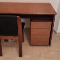 Scrivania con cassettiera e sedia 