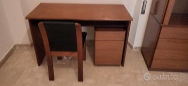 Scrivania con cassettiera e sedia 