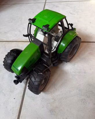 Trattore giocattolo
