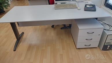 scrivania ufficio completa di cassettiera