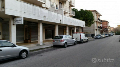 Negozio con n.4 vetrine, in via Palestro a