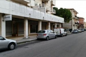 Negozio con n.4 vetrine, in via Palestro a