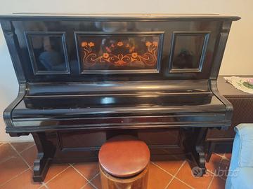 Pianoforte antico verticale a parete