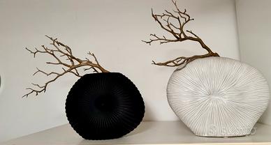 2vasi plissettati bianco in ceramica,nero in vetro