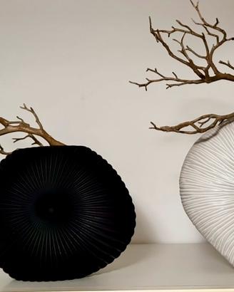 2vasi plissettati bianco in ceramica,nero in vetro