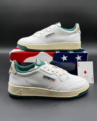 Autry medalist low in pelle bianca e spugna verde