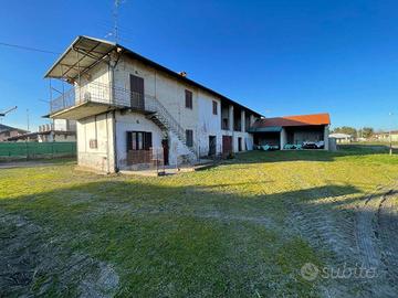 Rustico / Casale di 330 m² con 5 locali e box auto