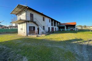 Rustico / Casale di 330 m² con 5 locali e box auto