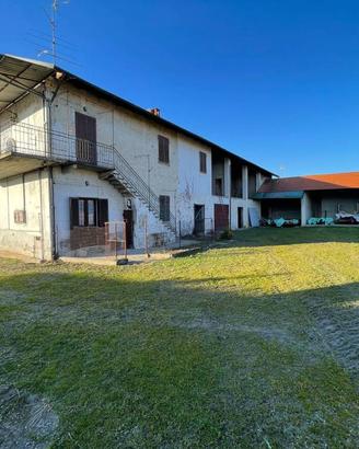 Rustico / Casale di 330 m² con 5 locali e box auto