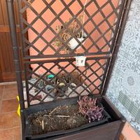 Fioriera con griglia e vaso piante