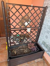 Fioriera con griglia e vaso piante