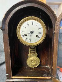 Antico orologio a pendolo del 1700