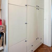 Armadio in legno bianco