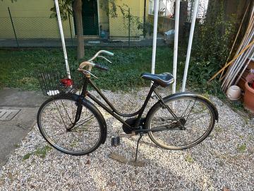 Bicicletta da donna vintage nera con cestino
