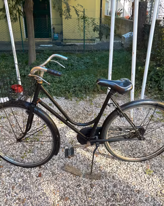Bicicletta da donna vintage nera con cestino