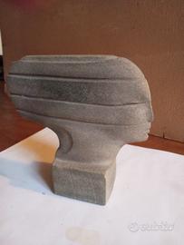 Scultura in pietra d'ispirazione aeronautica decò 