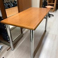 Tavolo legno lucido con gambe metalliche