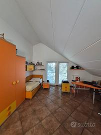 Cameretta completa: letto, armadio e scrivania