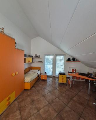 Cameretta completa: letto, armadio e scrivania