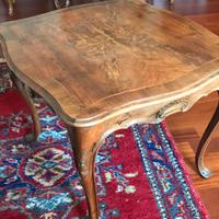 Tavolino d'epoca con gamba mossa