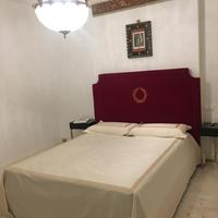 Testata del letto in velluto rosso bordeaux