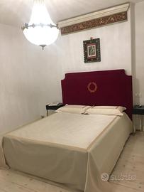 Testata del letto in velluto rosso bordeaux