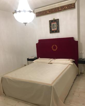 Testata del letto in velluto rosso bordeaux