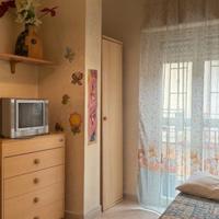 mobili cucina - camera e sala da pranzo con divano