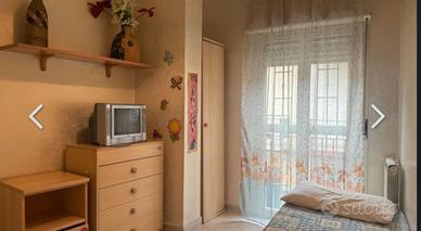 mobili cucina - camera e sala da pranzo con divano