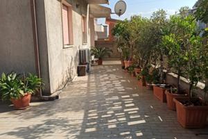 Appartamento con terrazzo e mobili nuovi