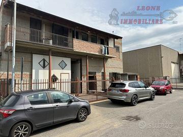 Capannone di 300 mq oltre a due appartamenti.