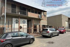 Capannone di 300 mq oltre a due appartamenti.