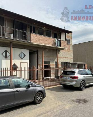 Capannone di 300 mq oltre a due appartamenti.