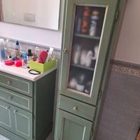 Mobile bagno con lavabo e vetrina