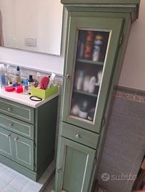 Mobile bagno con lavabo e vetrina