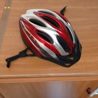 casco per bicicletta e monopattino