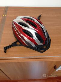 casco per bicicletta e monopattino