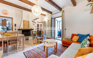 Trilocale ristrutturato con balcone a Casola Valse