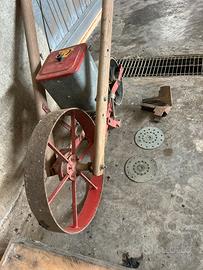 Seminatrice a carriola