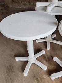 tavolini in plastica e 2 sedie 