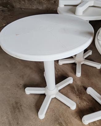 tavolini in plastica e 2 sedie 