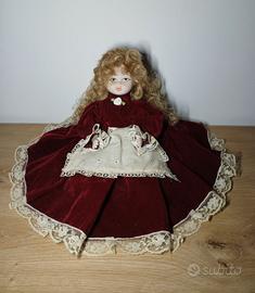 Preziosa bambola in porcellana stile vittoriano